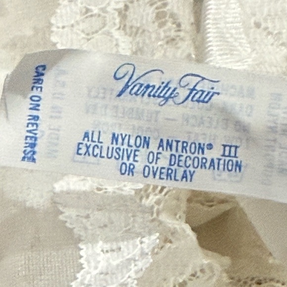 Vintage Vanity Fair Lace & satin nightgown. - Picture 2 of 6